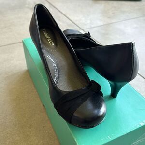 NWT Maurices Paige wide bow pump 9W